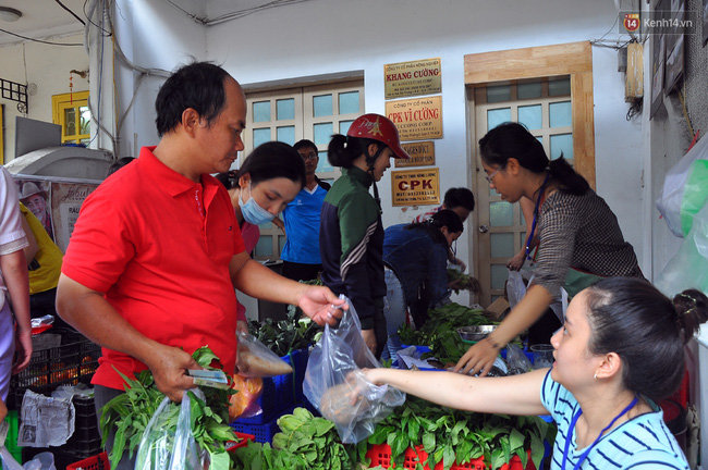 Người Sài Gòn nô nức tìm đến phiên chợ thực phẩm sạch.